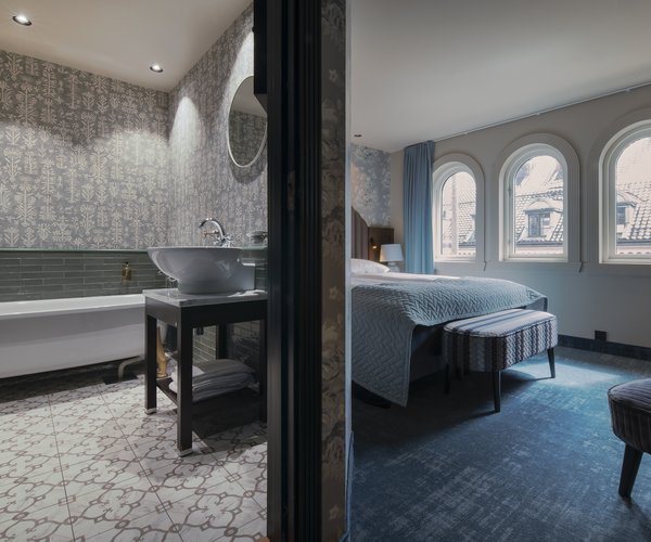 Standard room with double bed and arched windows