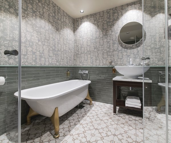 Bath and washbasin in the standard room bathroom