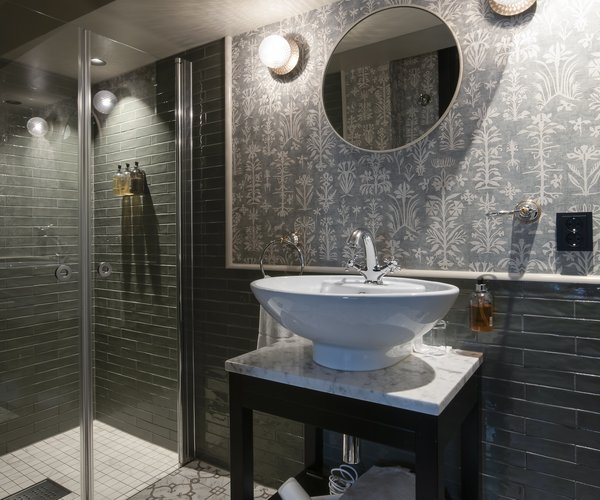 Washbasin and mirror in the standard room bathroom