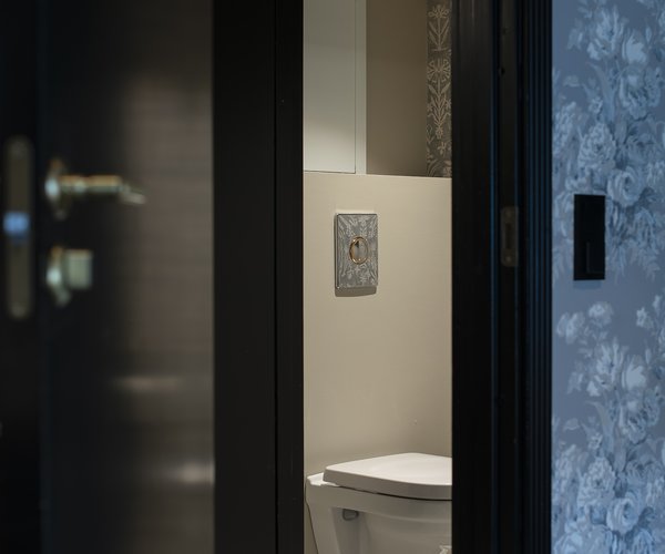 Doorway to the bathroom in the standard room