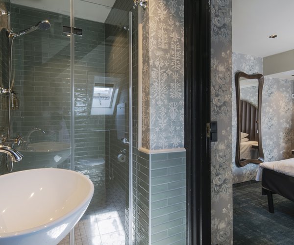 Washbasin in the deluxe room bathroom