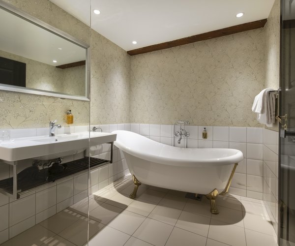 Free-standing bath and washbasins in the deluxe room bathroom
