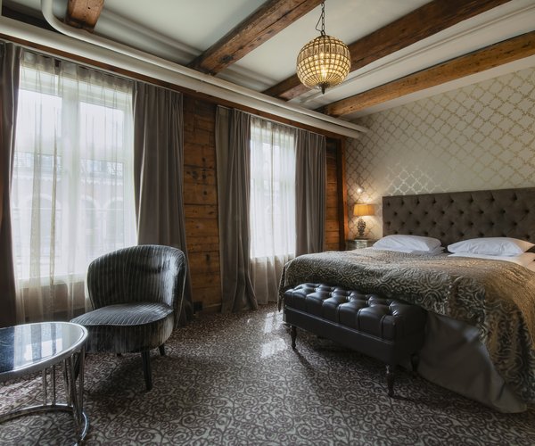 Deluxe room with double bed and windows onto the street