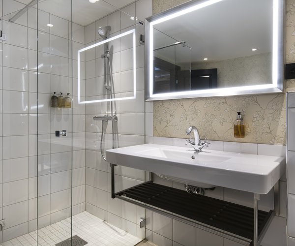 Twin washbasins and shower in the deluxe room bathroom