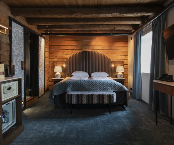 Double bed in the wood-panelled deluxe room