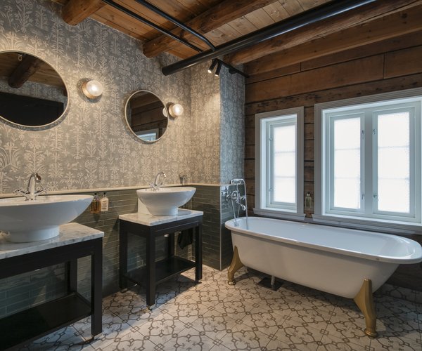 Washbasin and bath beneath the beams in the deluxe room