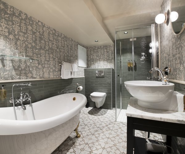 Washbasin and bath in the deluxe room bathroom