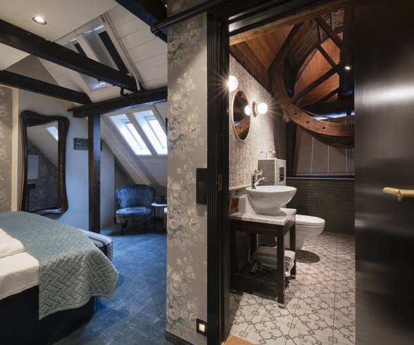 Bath and washbasin beneath the sloping ceiling