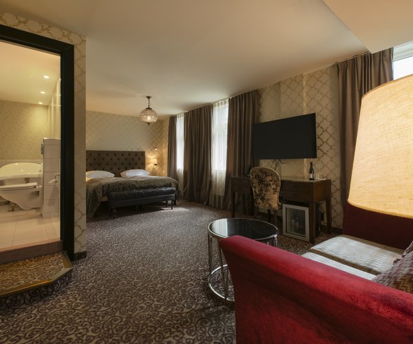 Sitting area with sofa and television in the junior suite
