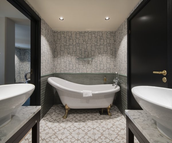 Bath and washbasin in the junior suite bathroom