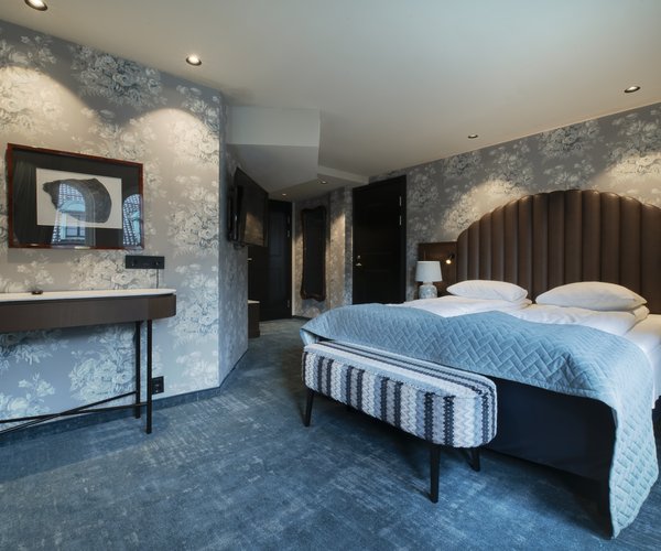 Junior suite bedroom with desk and mirror