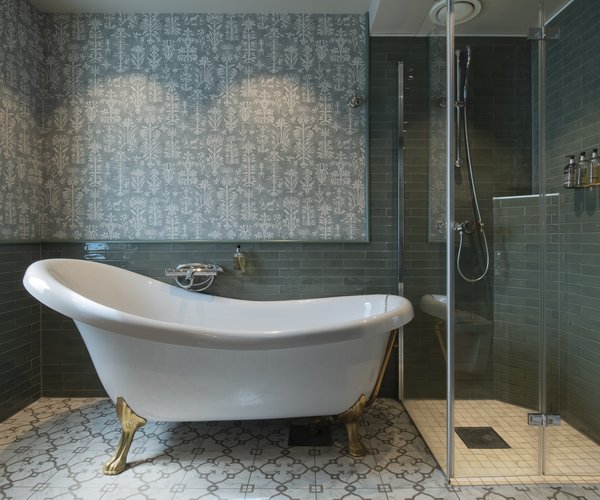 Free-standing bath with shower in the junior suite