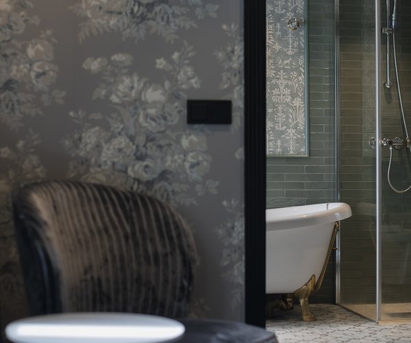 Bath and mirror in the junior suite bathroom