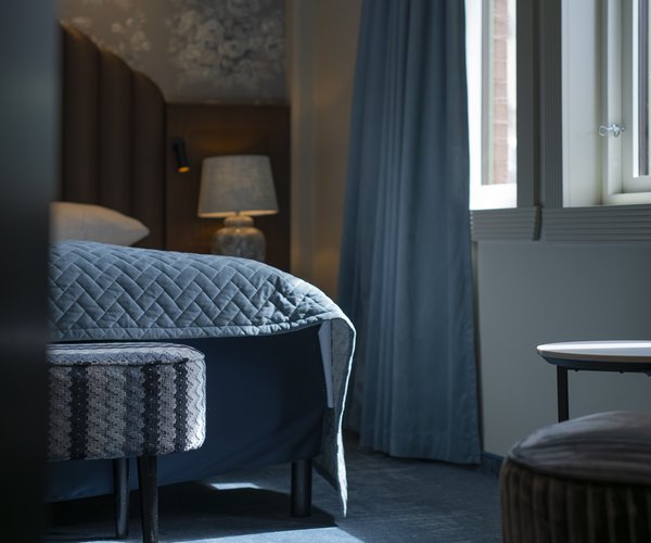 Blue armchairs in the junior suite sitting corner