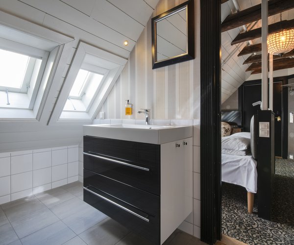 Washbasin beneath the skylight in the petite standard room