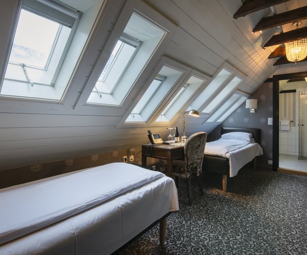 Petite twin standard room with two single beds