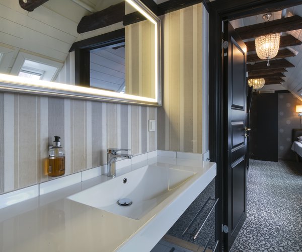 Washbasin beside the beds in the petite twin standard room
