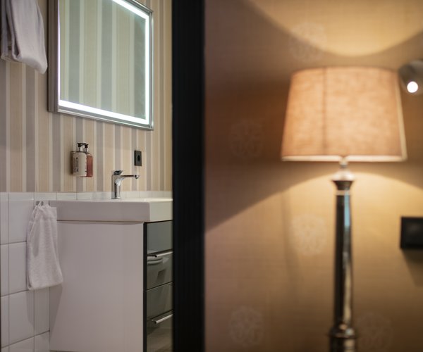 Washbasin in the suite bathroom
