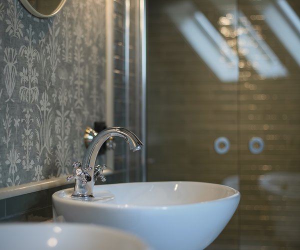 Washbasin and mirror in the suite bathroom
